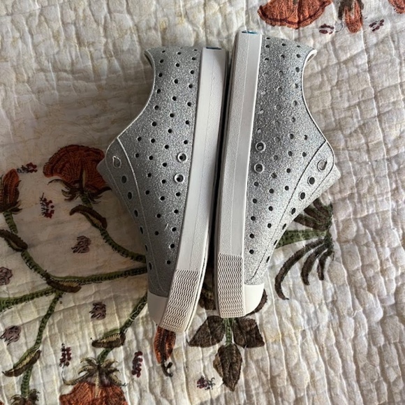 Native Jefferson Slip-On Sneaker - Silver Sparkle, Junior 2 - Picture 4 of 9